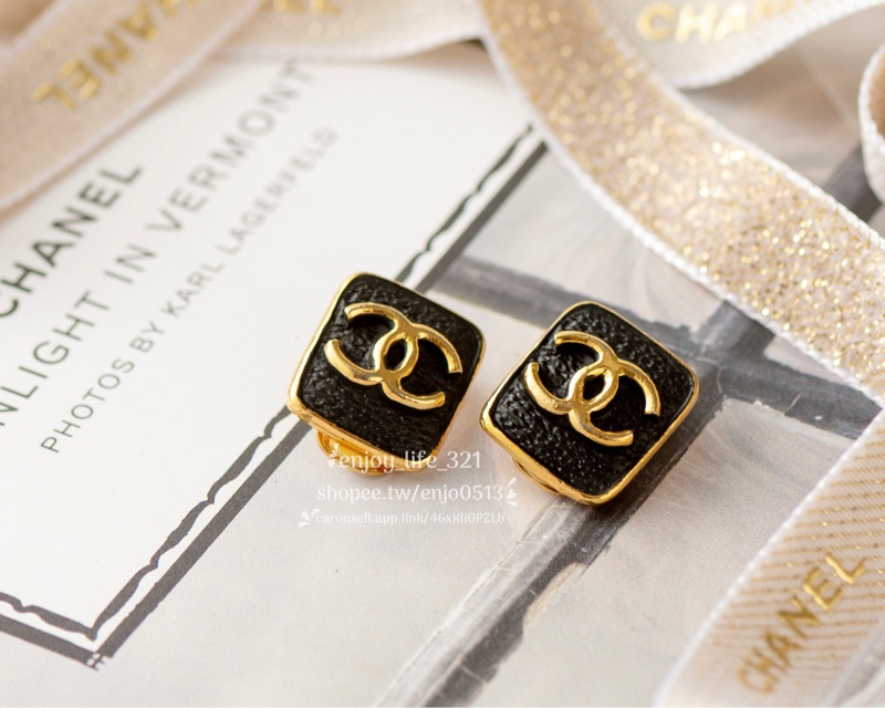 《CHANEL香奈兒》vintage古董老香 coco立體大Logo金色 黑色 皮革感 時尚 復古 夾式 方塊 方糖耳環-1