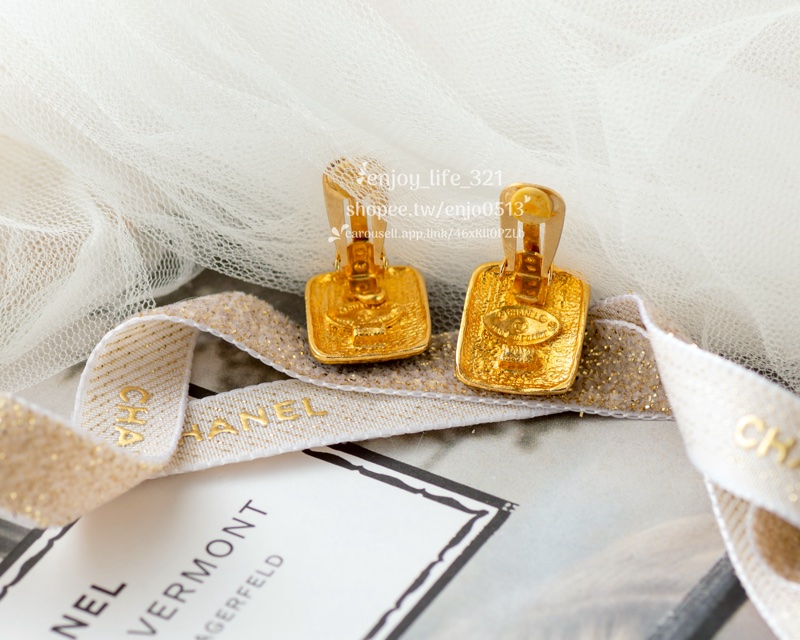 《CHANEL香奈兒》vintage古董老香 coco立體大Logo金色 黑色 皮革感 時尚 復古 夾式 方塊 方糖耳環-3