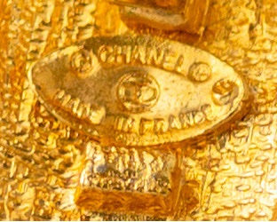 《CHANEL香奈兒》vintage古董老香 coco立體大Logo金色 黑色 皮革感 時尚 復古 夾式 方塊 方糖耳環-4