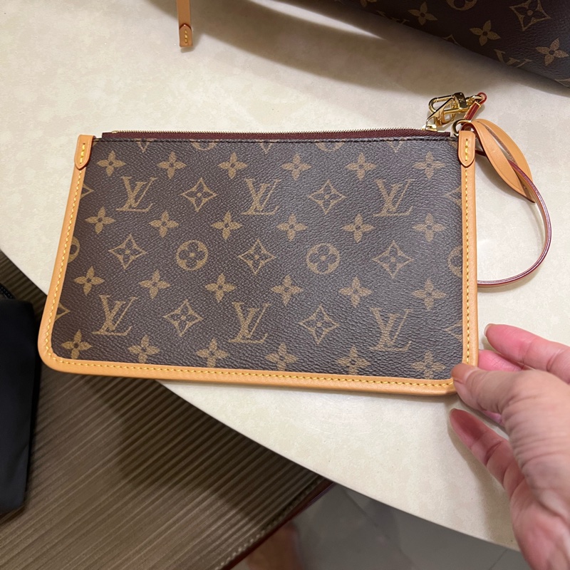 LV carryall MM肩背包-6