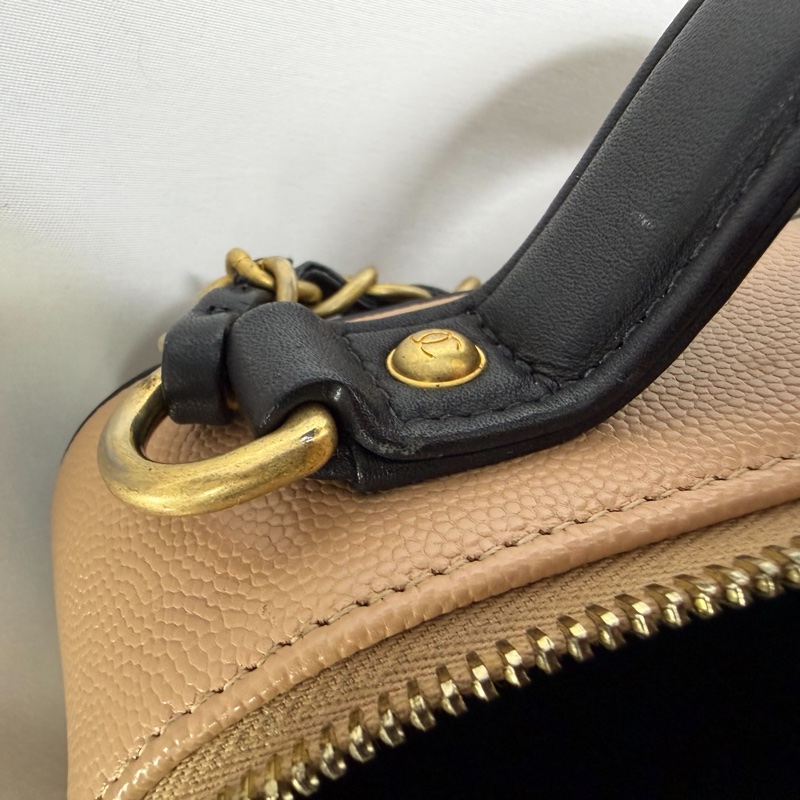 CHANEL 香奈兒 Vanity Case｜裸粉黑邊金扣｜Caviar 荔枝皮Chanel Vanity case  /相機盒 21公分-39
