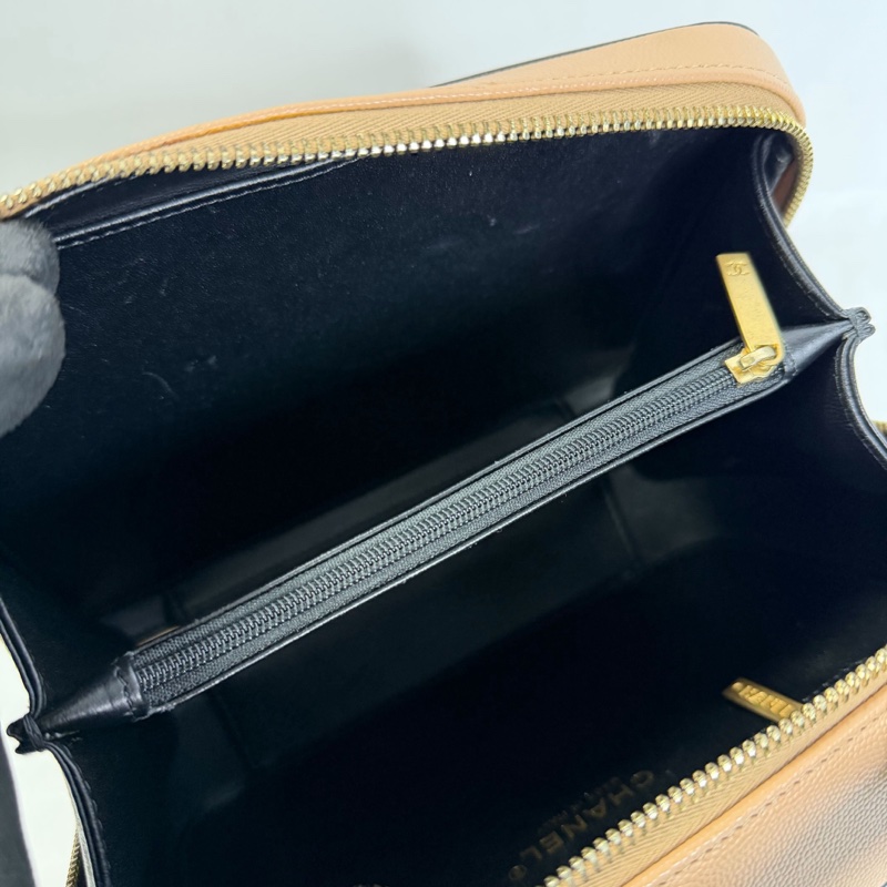 CHANEL 香奈兒 Vanity Case｜裸粉黑邊金扣｜Caviar 荔枝皮Chanel Vanity case  /相機盒 21公分-44