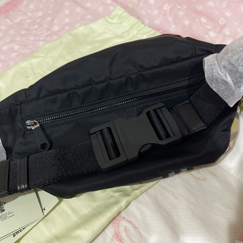 全新BURBERRY Vintage 格紋 胸包 腰包 防塵套、吊牌、說明書(男、女皆可用)-16