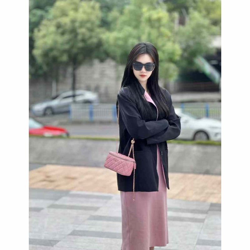 CHANEL 23c金球長盒子 沒背幾次 有盒子 內有化妝鏡-4