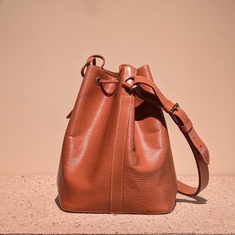 LOUIS VUITTON LV 焦糖色EPI水波紋水桶包-2