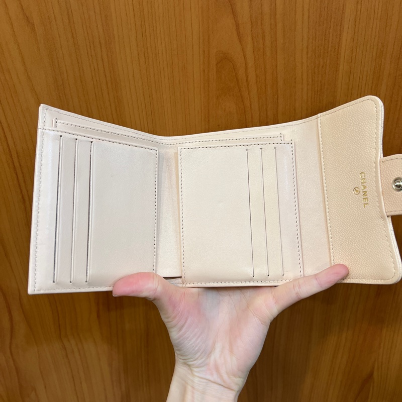 Chanel 淺米色荔枝皮金釦三折短夾AP0231-9
