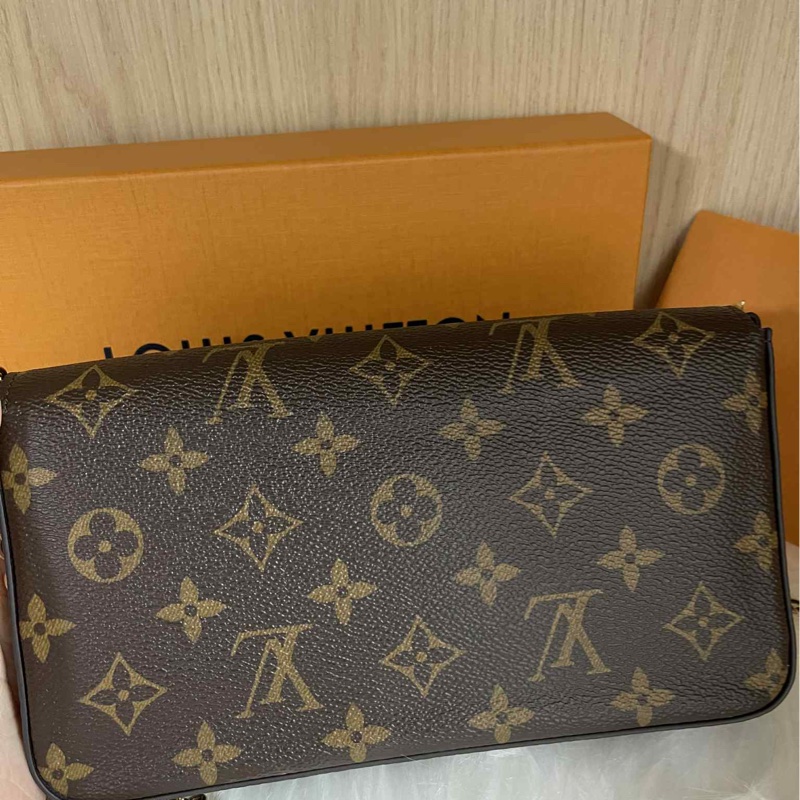 Lv 三合一 鏈包-1