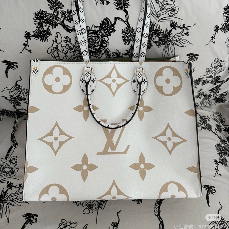 芯片款🈶️購證❤️ lv on the go 限定款 牛油果綠 x 奶油白 雙面❤️ 夏日背超美😍-1