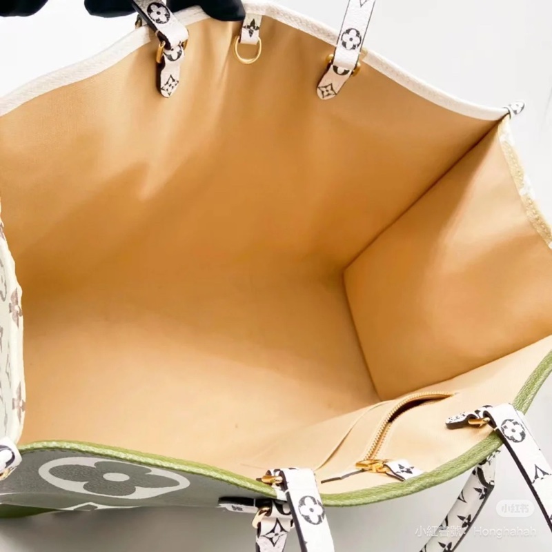 芯片款🈶️購證❤️ lv on the go 限定款 牛油果綠 x 奶油白 雙面❤️ 夏日背超美😍-5