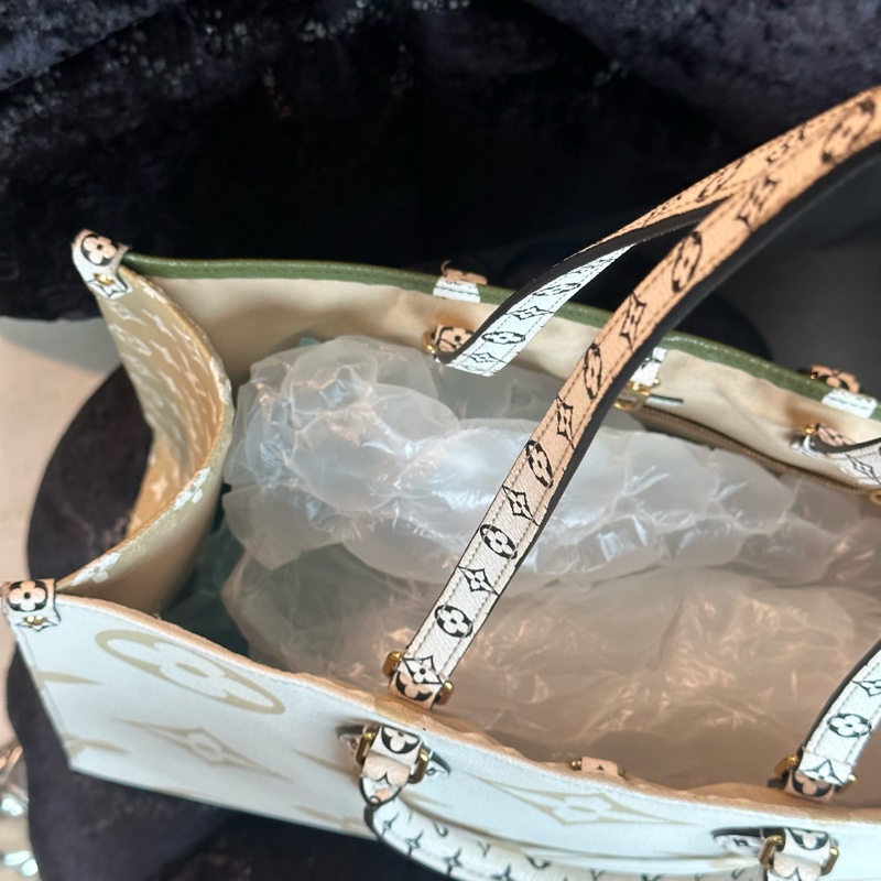 芯片款🈶️購證❤️ lv on the go 限定款 牛油果綠 x 奶油白 雙面❤️ 夏日背超美😍-6