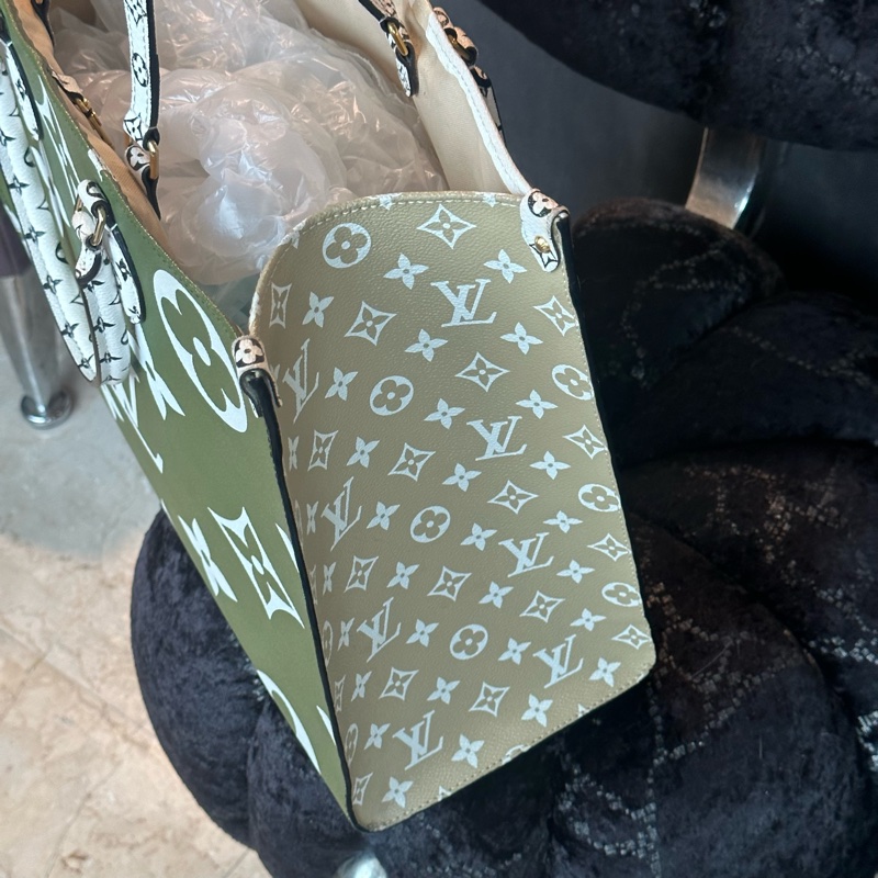 芯片款🈶️購證❤️ lv on the go 限定款 牛油果綠 x 奶油白 雙面❤️ 夏日背超美😍-8