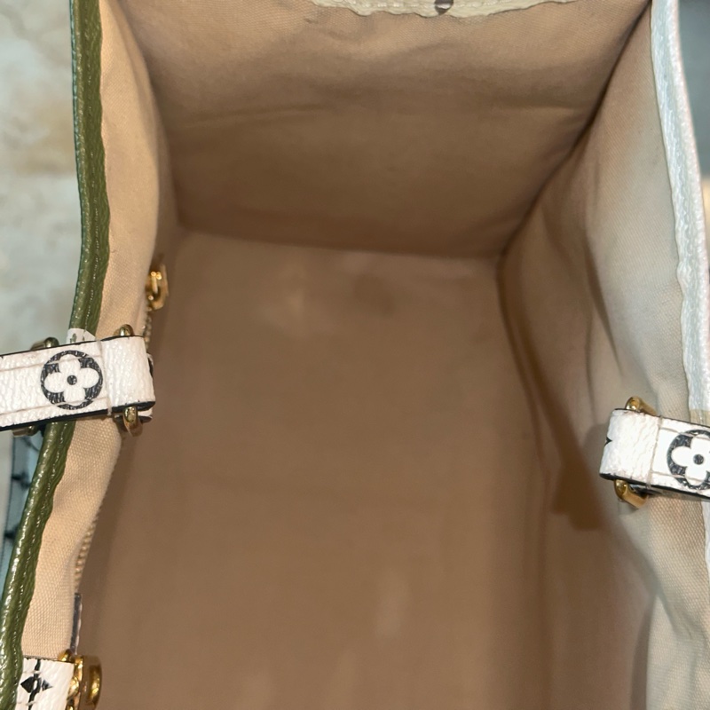 芯片款🈶️購證❤️ lv on the go 限定款 牛油果綠 x 奶油白 雙面❤️ 夏日背超美😍-14