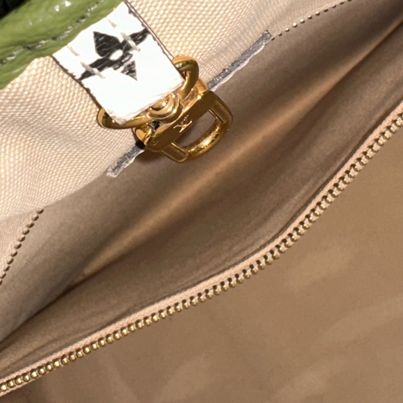 芯片款🈶️購證❤️ lv on the go 限定款 牛油果綠 x 奶油白 雙面❤️ 夏日背超美😍-15