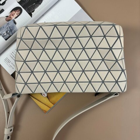 ::BAOBAO:: ISSEY MIYAKE CRYSTAL MATTE 單肩包-淺米色