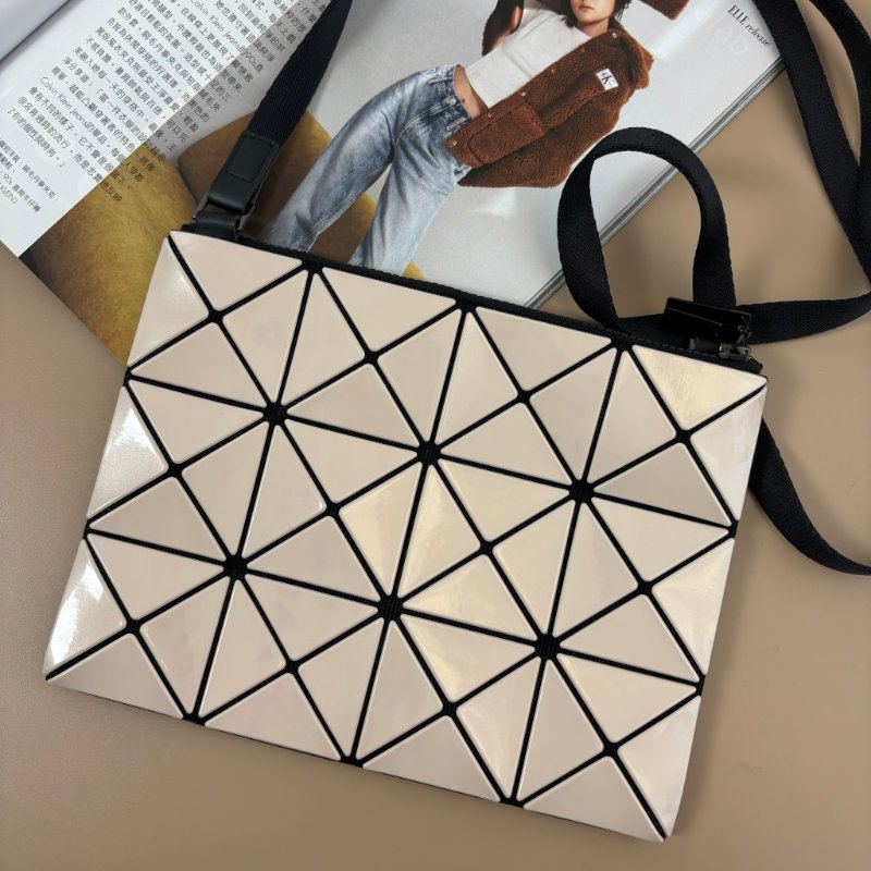 ::BAOBAO:: ISSEY MIYAK 亮面粉膚色 4x3 扁斜背包-1