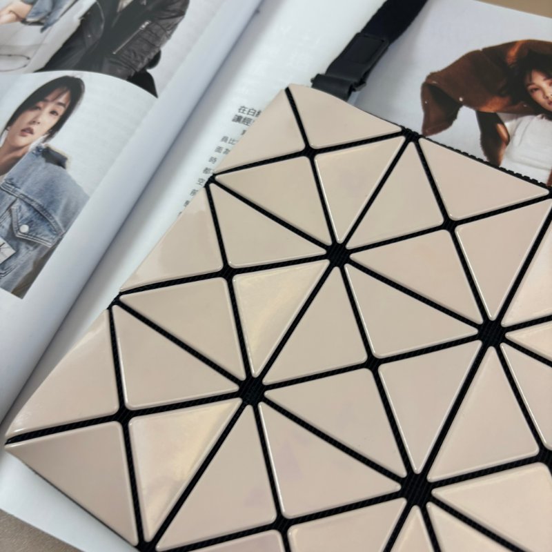 ::BAOBAO:: ISSEY MIYAK 亮面粉膚色 4x3 扁斜背包-4