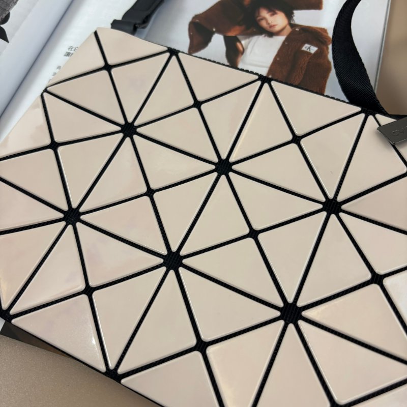 ::BAOBAO:: ISSEY MIYAK 亮面粉膚色 4x3 扁斜背包-5