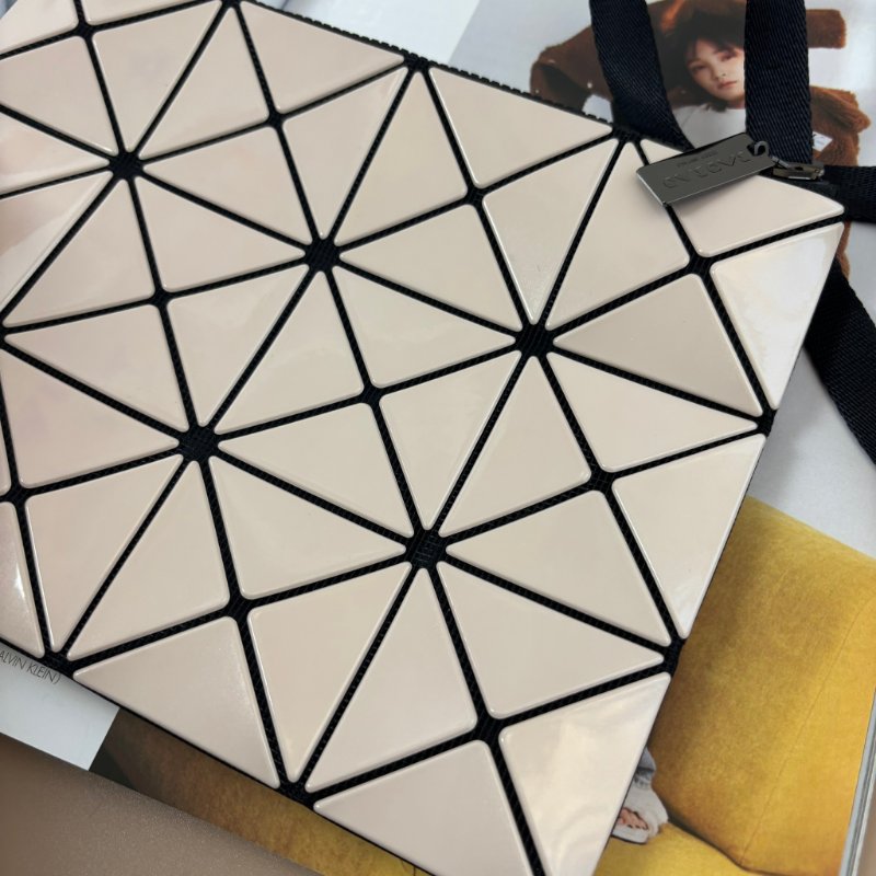 ::BAOBAO:: ISSEY MIYAK 亮面粉膚色 4x3 扁斜背包-6
