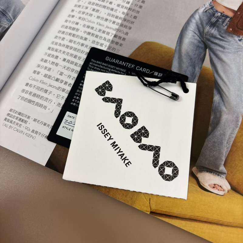 ::BAOBAO:: ISSEY MIYAK 亮面粉膚色 4x3 扁斜背包-11