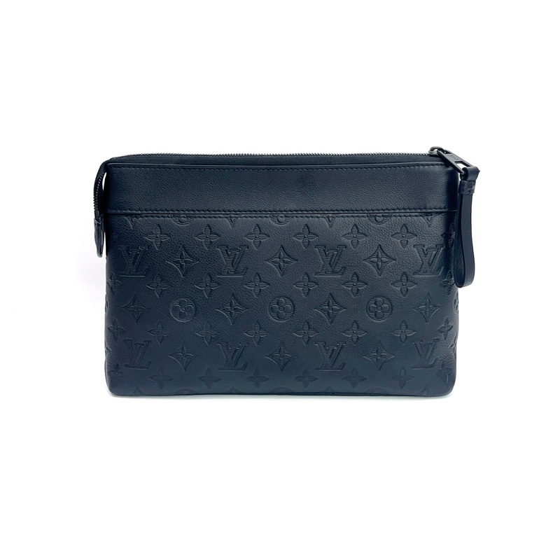 LV 黑牛皮壓紋手拿包 M82545-0