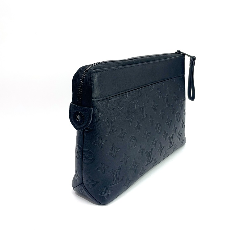 LV 黑牛皮壓紋手拿包 M82545-2