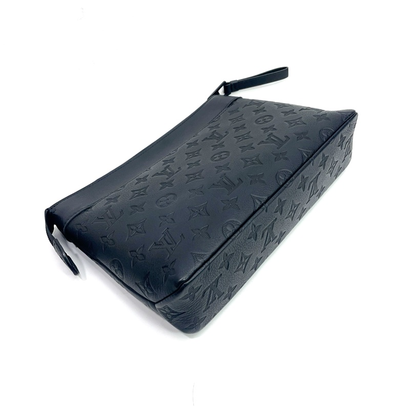 LV 黑牛皮壓紋手拿包 M82545-4