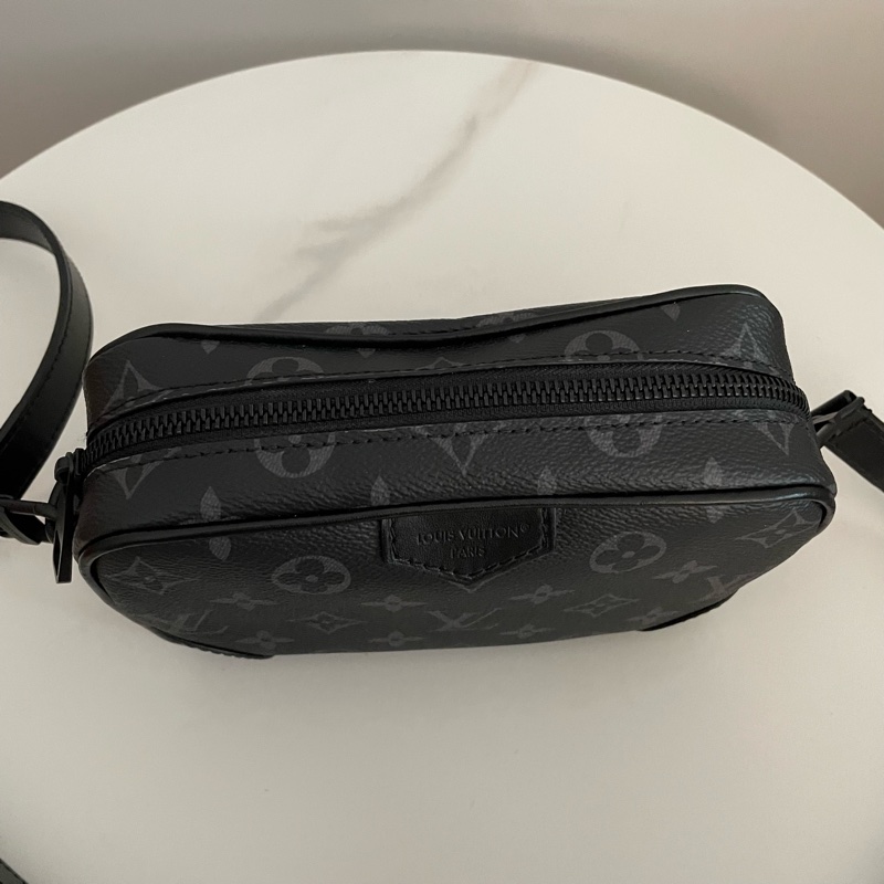 LV M14253 黑灰老花 斜背包-5