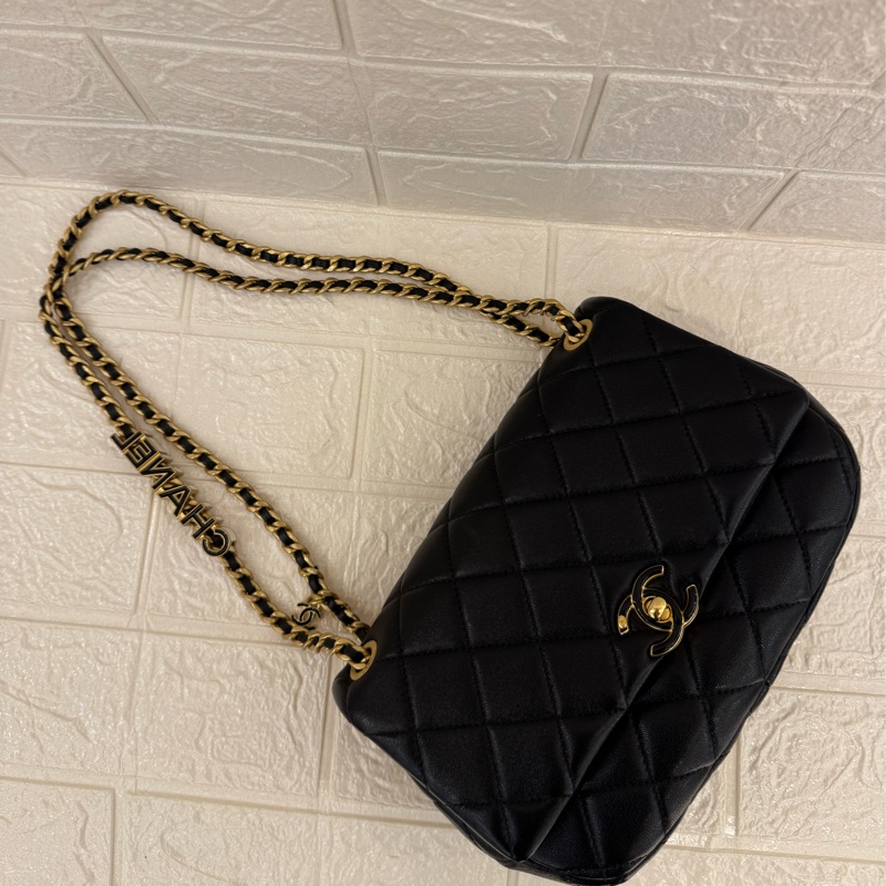 Chanel黑金半圓白字樣鏈包-0