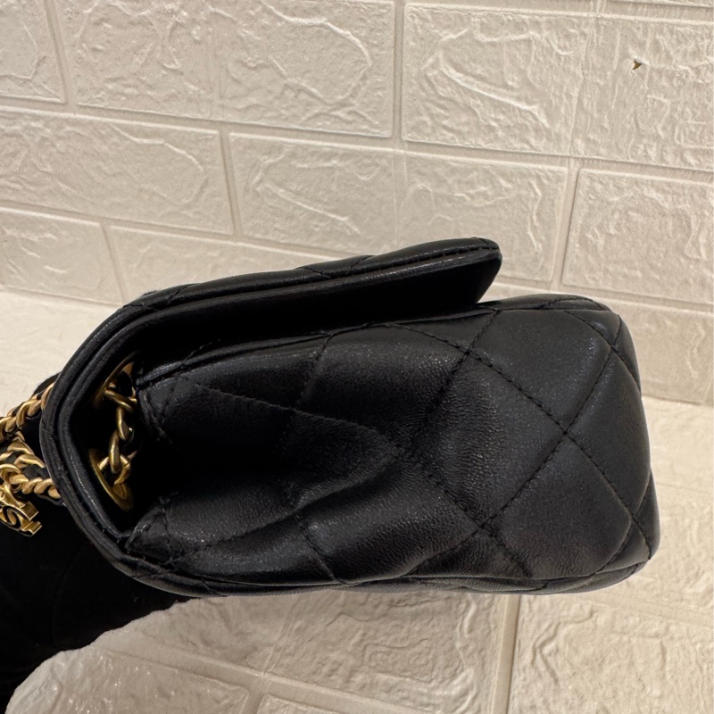 Chanel黑金半圓白字樣鏈包-4