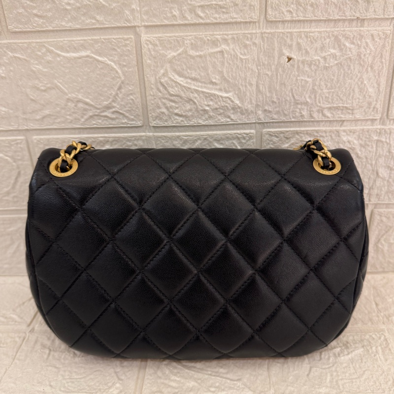 Chanel黑金半圓白字樣鏈包-5