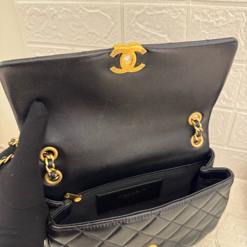 Chanel黑金半圓白字樣鏈包-7