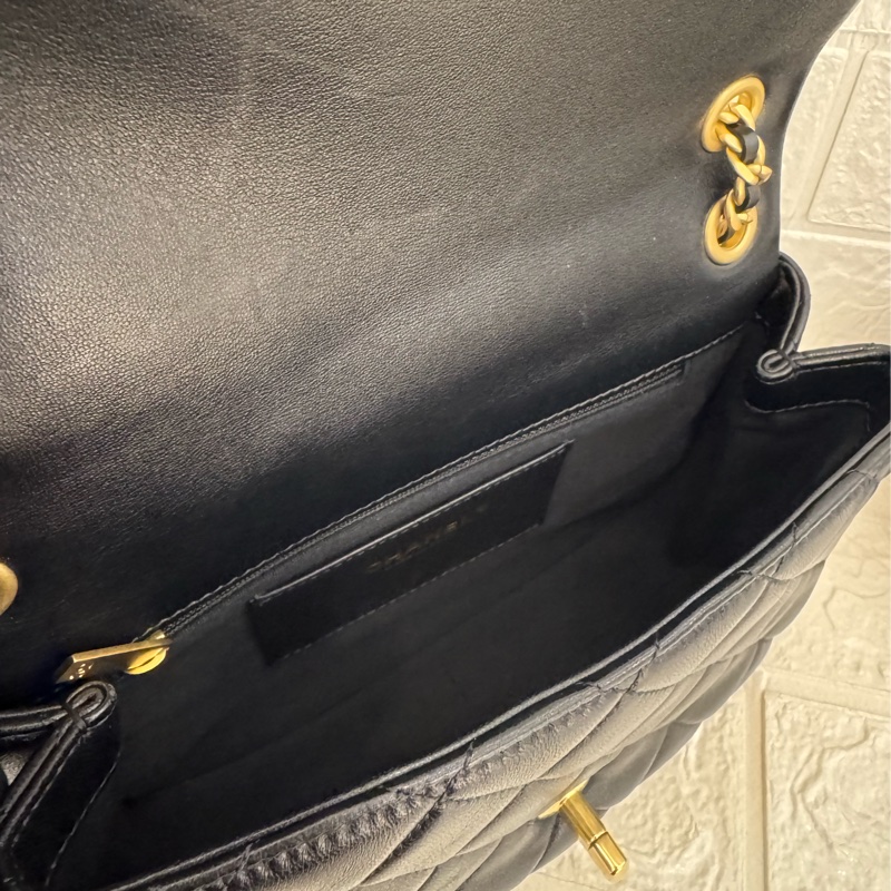 Chanel黑金半圓白字樣鏈包-8