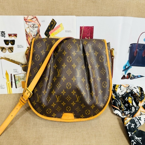 售  二手 真品 LV M40473 經典Menilmontant MM圓弧斜背包 抓皺斜背包