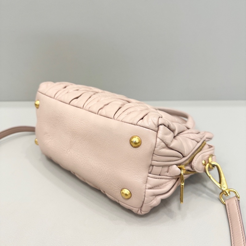 MiuMiu 粉色皺摺菜籃子 小托特Tote 兩側袋-5