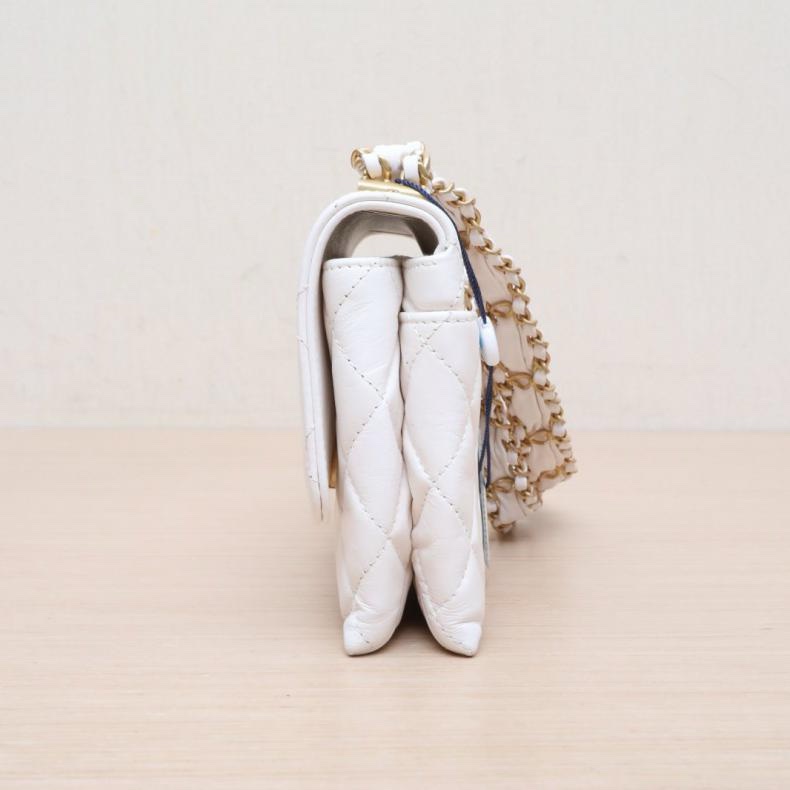 CHANEL(香奈兒) 23K 寬皮穿鏈肩帶 豆腐包 單肩斜挎包 白色 鐳射標 皮穿鏈扣-1