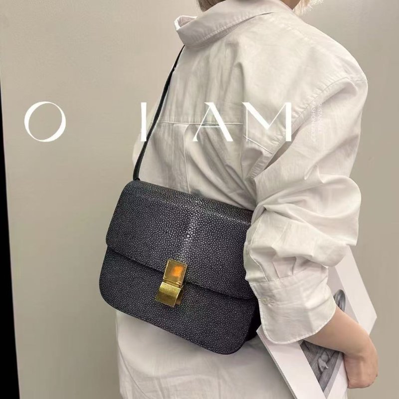 CELINE CLASSIC 中號珍珠魚皮BOX豆腐包 24*18*7 99新 配件塵袋-0