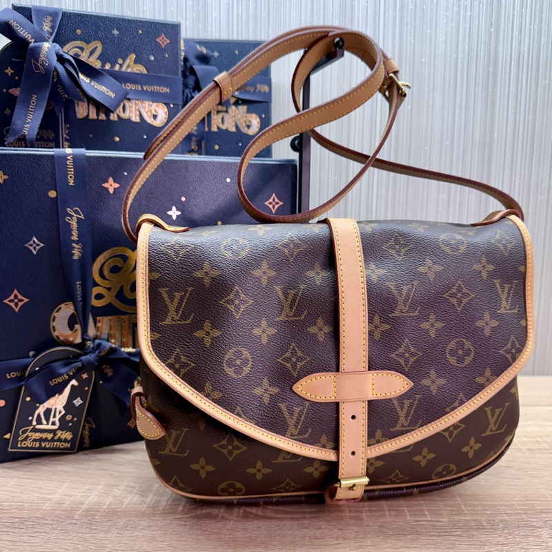 LV M42256 老花字紋雙馬鞍斜背包-0