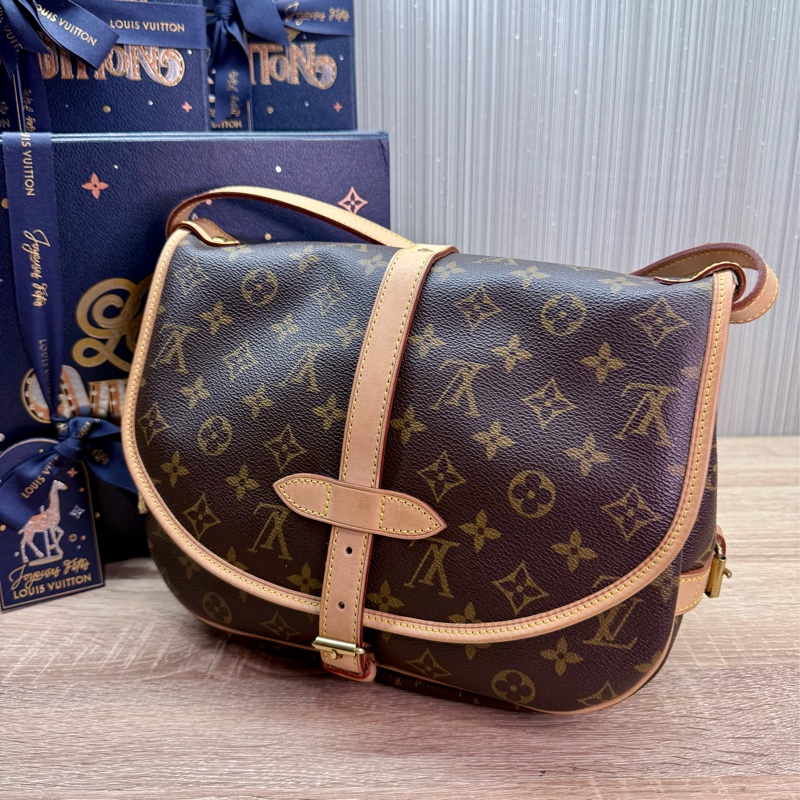 LV M42256 老花字紋雙馬鞍斜背包-2