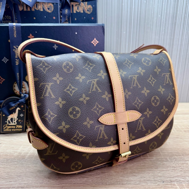 LV M42256 老花字紋雙馬鞍斜背包-3