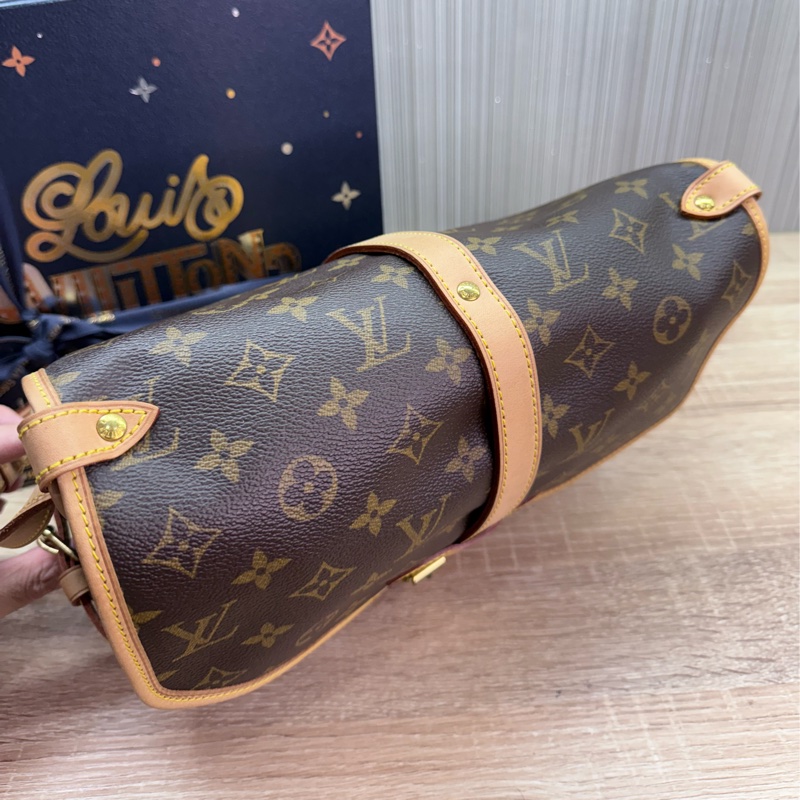 LV M42256 老花字紋雙馬鞍斜背包-4