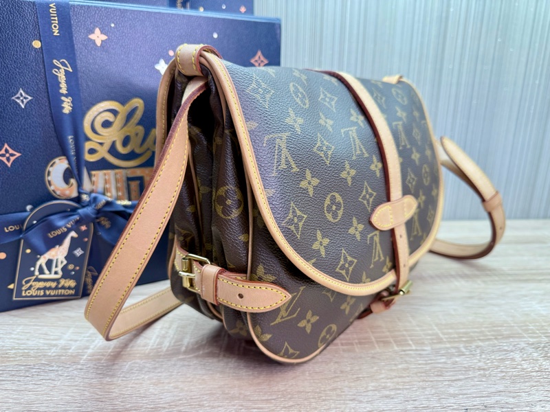 LV M42256 老花字紋雙馬鞍斜背包-6