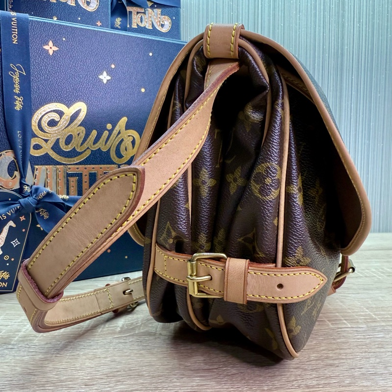 LV M42256 老花字紋雙馬鞍斜背包-9