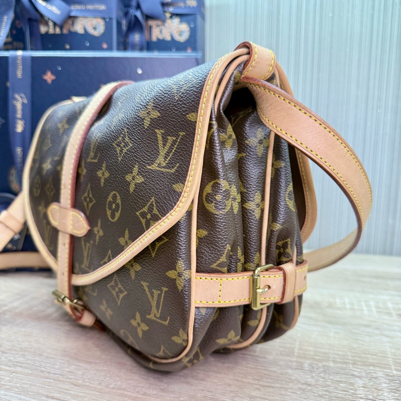 LV M42256 老花字紋雙馬鞍斜背包-11