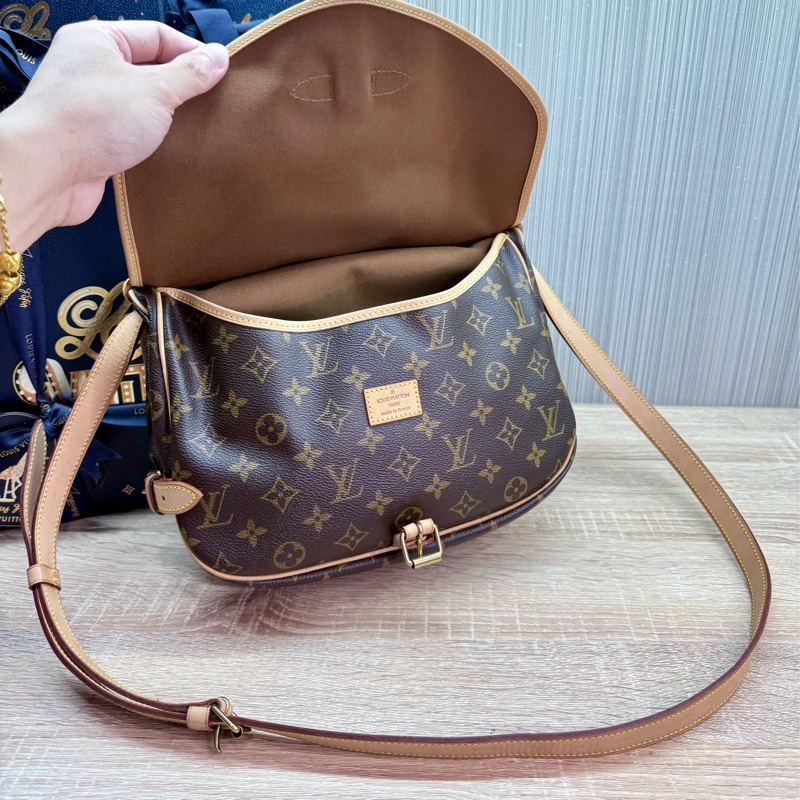 LV M42256 老花字紋雙馬鞍斜背包-12