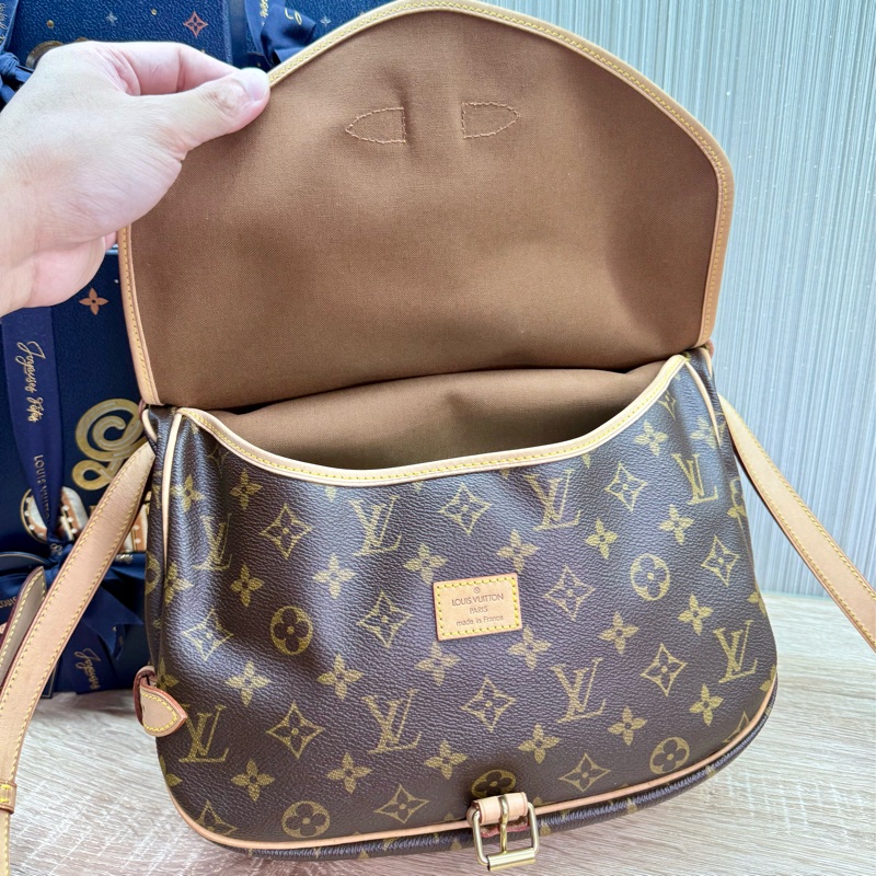LV M42256 老花字紋雙馬鞍斜背包-13
