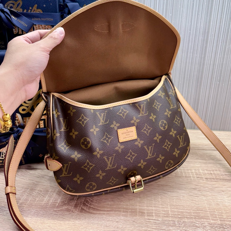 LV M42256 老花字紋雙馬鞍斜背包-14