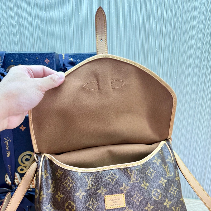 LV M42256 老花字紋雙馬鞍斜背包-15