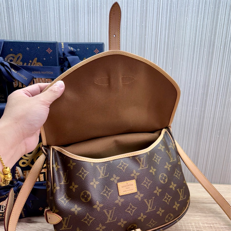 LV M42256 老花字紋雙馬鞍斜背包-16