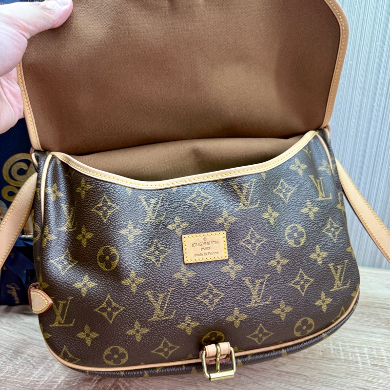 LV M42256 老花字紋雙馬鞍斜背包-17