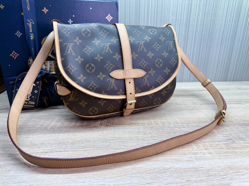 LV M42256 老花字紋雙馬鞍斜背包-19